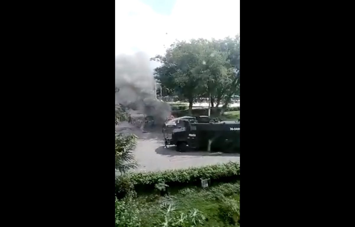 Un vehículo particular fue incinerado y otros 4 más afectados.